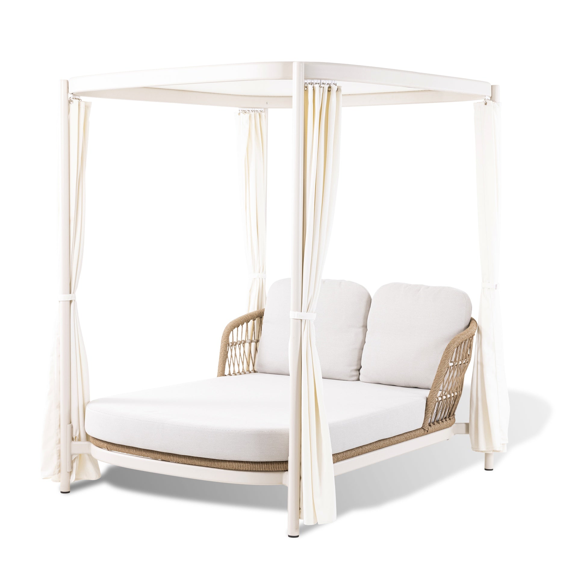 Daybed Benito mit weißem Aluminiumgestell, Naturgeflecht und individuell verschiebbaren Vorhängen.