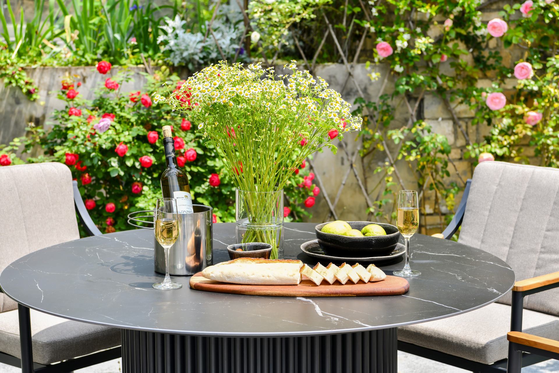 Cassandra Gartentisch Rund Ø 130 cm mit Sinterstone-Tischplatte in Marmoroptik Dunkel und Aluminiumgestell Dunkelgrau.