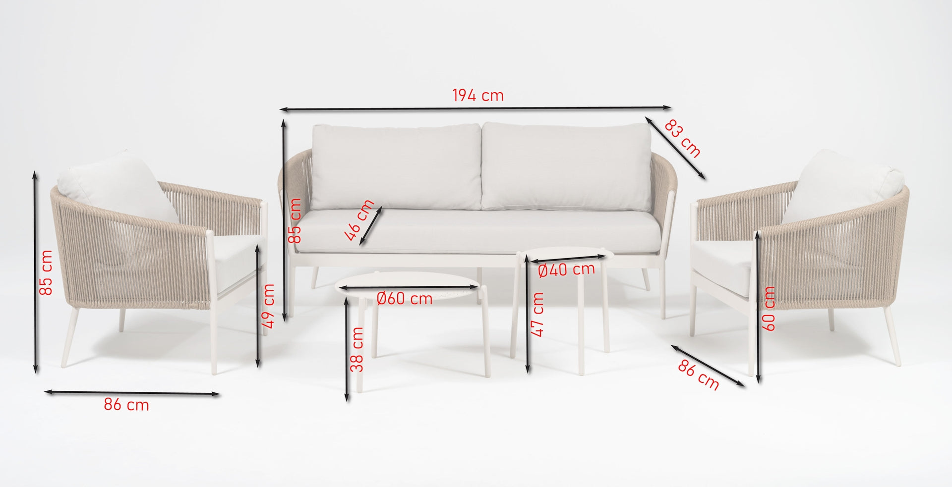 Loungegruppe Cassidy mit Aluminiumgestell in Ivory, sandfarbenen Textilschnüren, hellen Polstern und zwei Couchtischen.