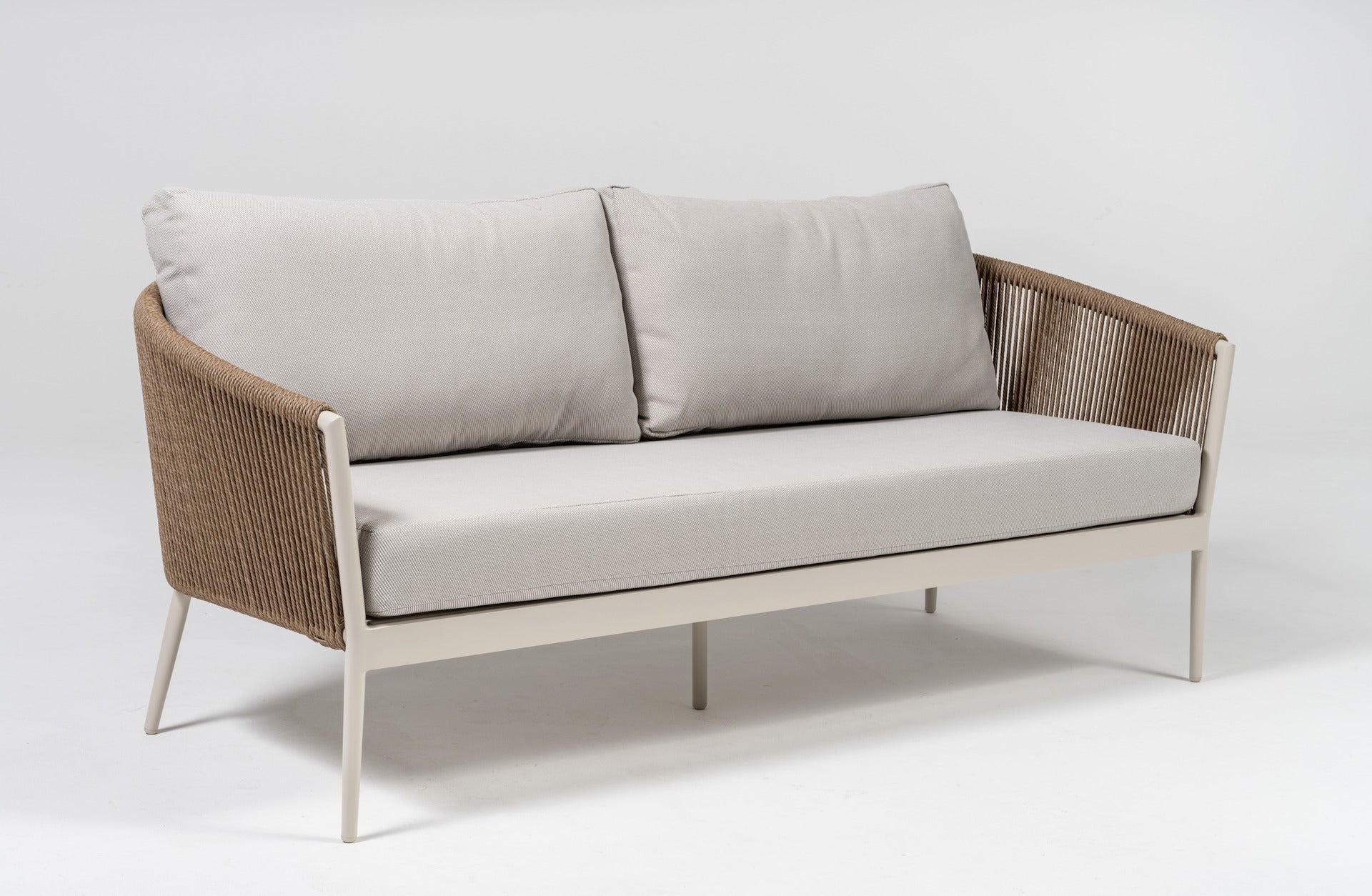 Loungegruppe Cassidy mit Aluminiumgestell in Ivory, sandfarbenen Textilschnüren, hellen Polstern und zwei Couchtischen.