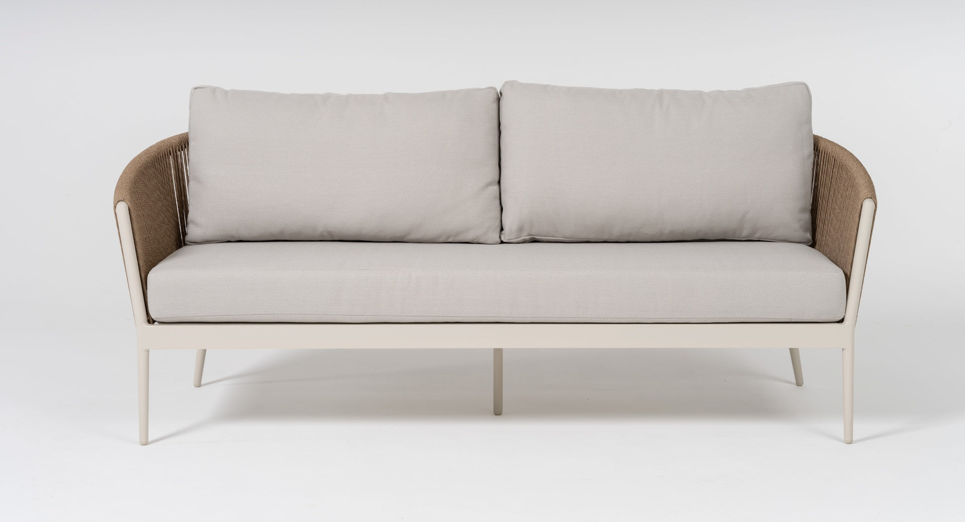 Loungegruppe Cassidy mit Aluminiumgestell in Ivory, sandfarbenen Textilschnüren, hellen Polstern und zwei Couchtischen.