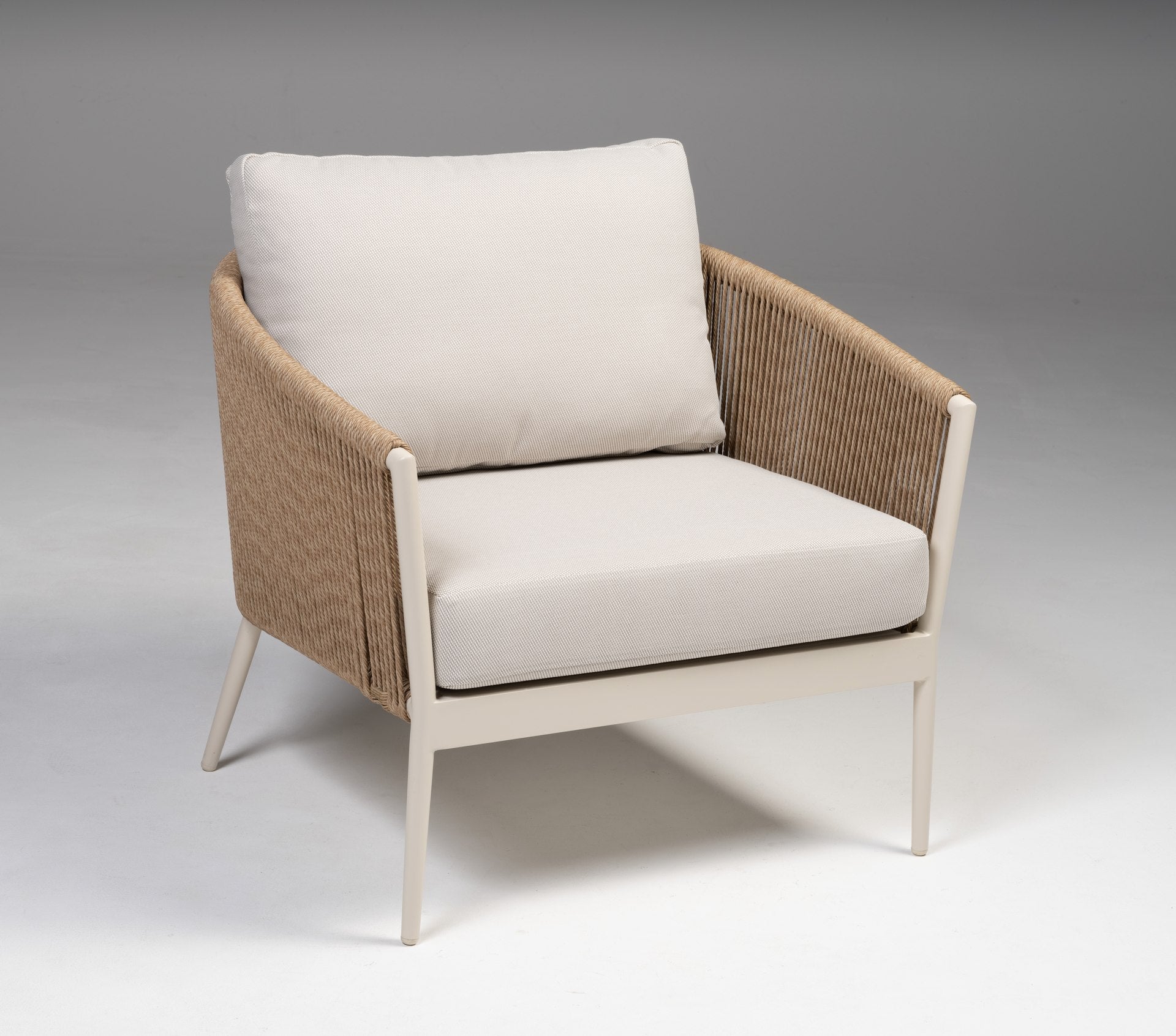 Loungegruppe Cassidy mit Aluminiumgestell in Ivory, sandfarbenen Textilschnüren, hellen Polstern und zwei Couchtischen.