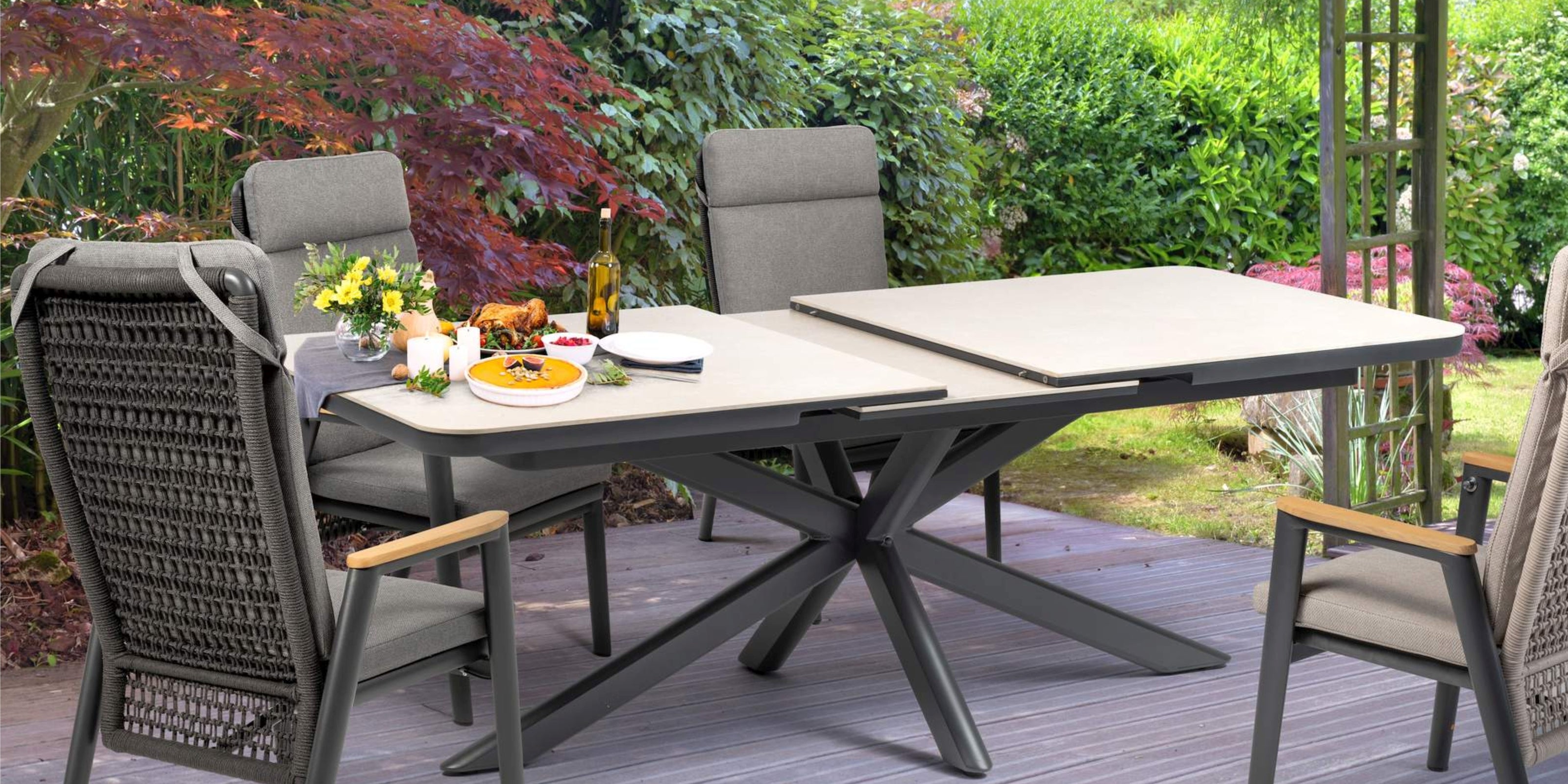 Finde bei uns den perfekten Gartentisch für deinen Außenbereich – ob robust, elegant oder pflegeleicht. Entdecke langlebige Materialien und modernes Design, ideal für Terrasse, Balkon oder Garten.