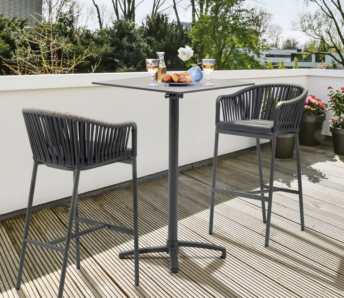 Schaffe dir deine eigene Outdoor-Bar mit unseren Barhockern, Bartischen und Barsets – modern, hochwertig und ideal für gemütliche Abende im Freien.