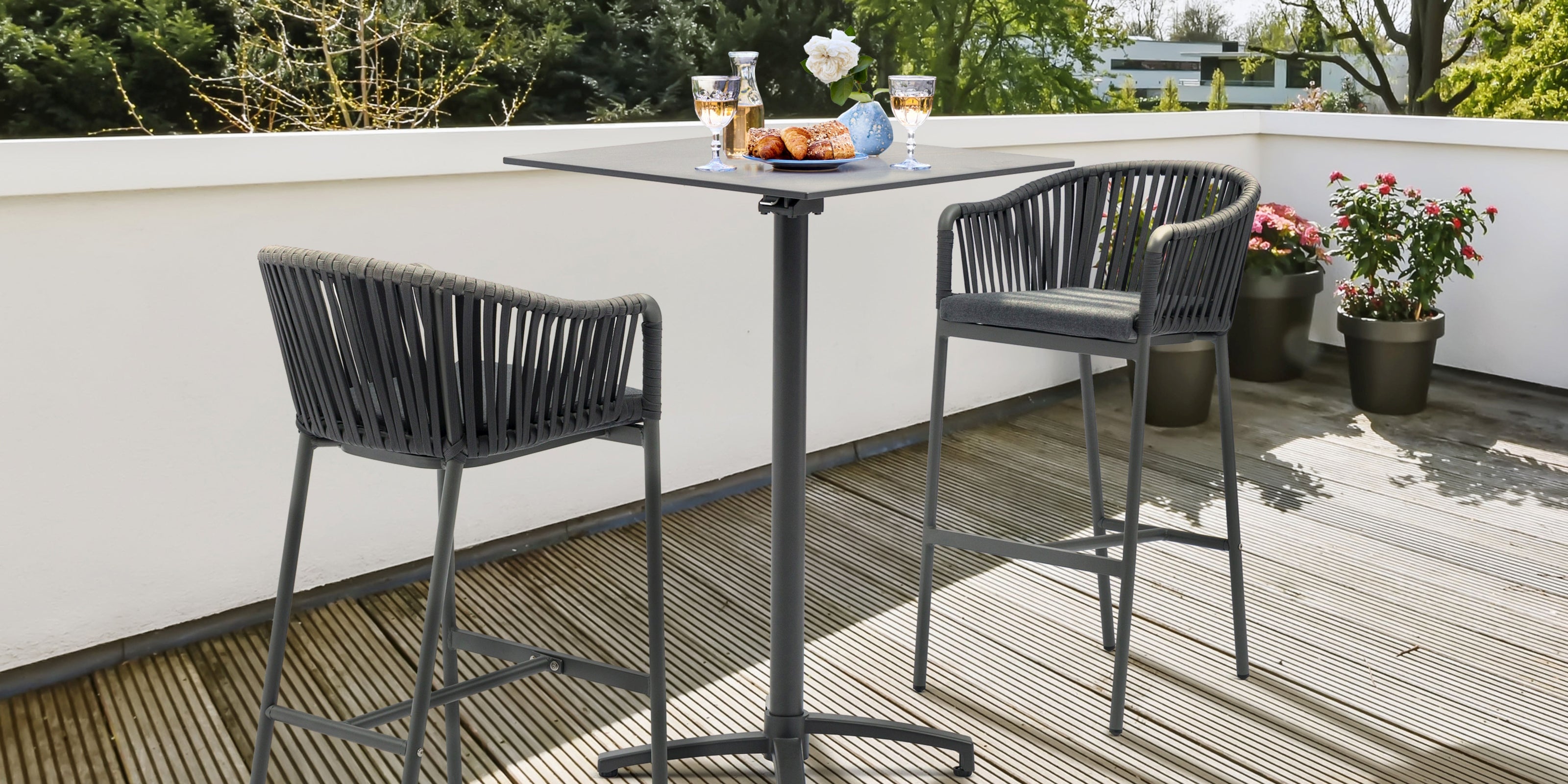 Schaffe dir deine eigene Outdoor-Bar mit unseren Barhockern, Bartischen und Barsets – modern, hochwertig und ideal für gemütliche Abende im Freien.